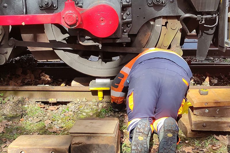 Museumlocomotief 605 van het Spoorwegmuseum herspoord door Incidentenbestrijders van ProRail